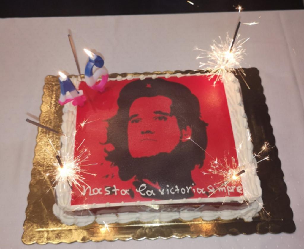 Άδωνις Γεωργιάδης: Τον έκαναν… Τσε στην τούρτα γενεθλίων! [pics]