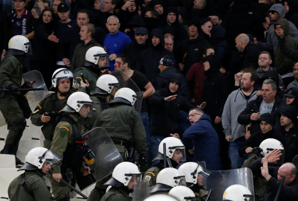 ΑΕΚ – Άγιαξ: Έρχεται βαριά καμπάνα για τα επεισόδια – 15 τραυματίες – video