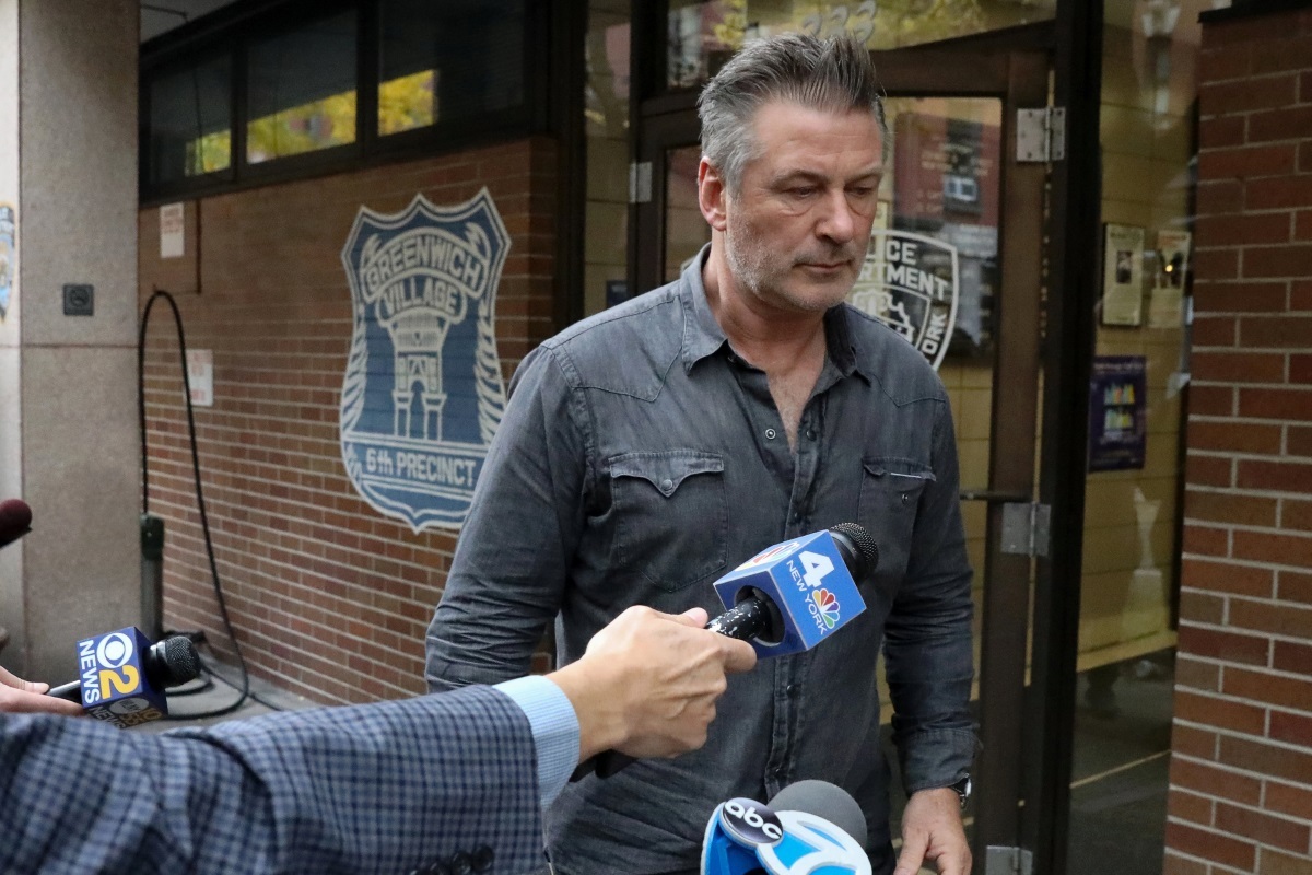 Ράκος ο Άλεκ Μπάλντουιν μετά τον πυροβολισμό της Χαλίνα Χάτσινς στα γυρίσματα της ταινίας Rust