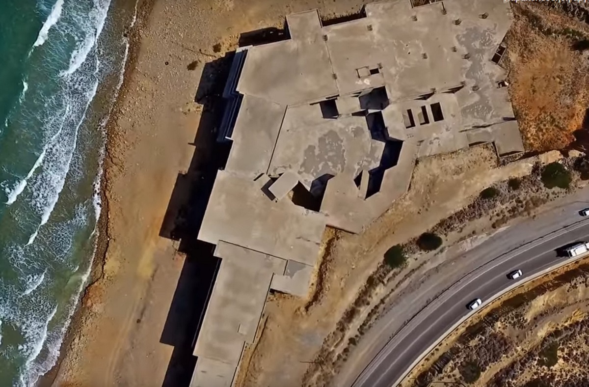 Κρήτη: Το ξενοδοχείο φάντασμα πάνω στην άμμο – Το σχέδιο εφοπλιστή που έμεινε στη μέση – video