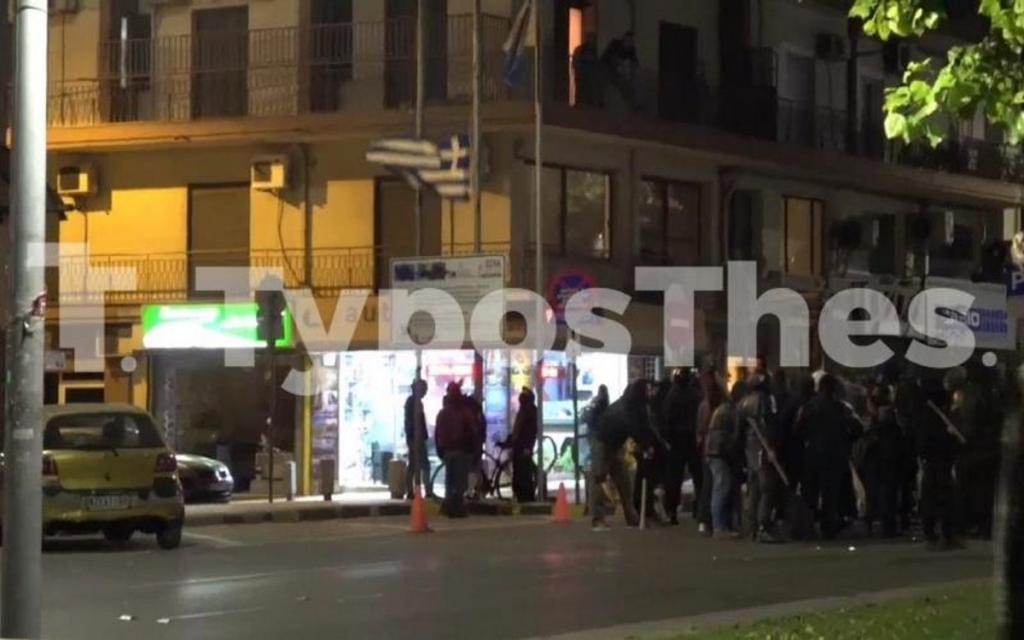 Θεσσαλονίκη: Η στιγμή που αντιεξουσιαστές κατεβάζουν και σκίζουν την ελληνική σημαία – video