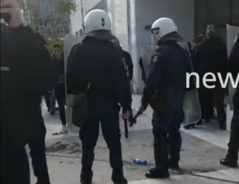 "Έφυγαν χωρίς να γίνει σύλληψη" - Τι δηλώνει στο newsit.gr αστυνομικός που τραυματίστηκε από την επίθεση αντιεξουσιαστών στο Πρωτοδικείο