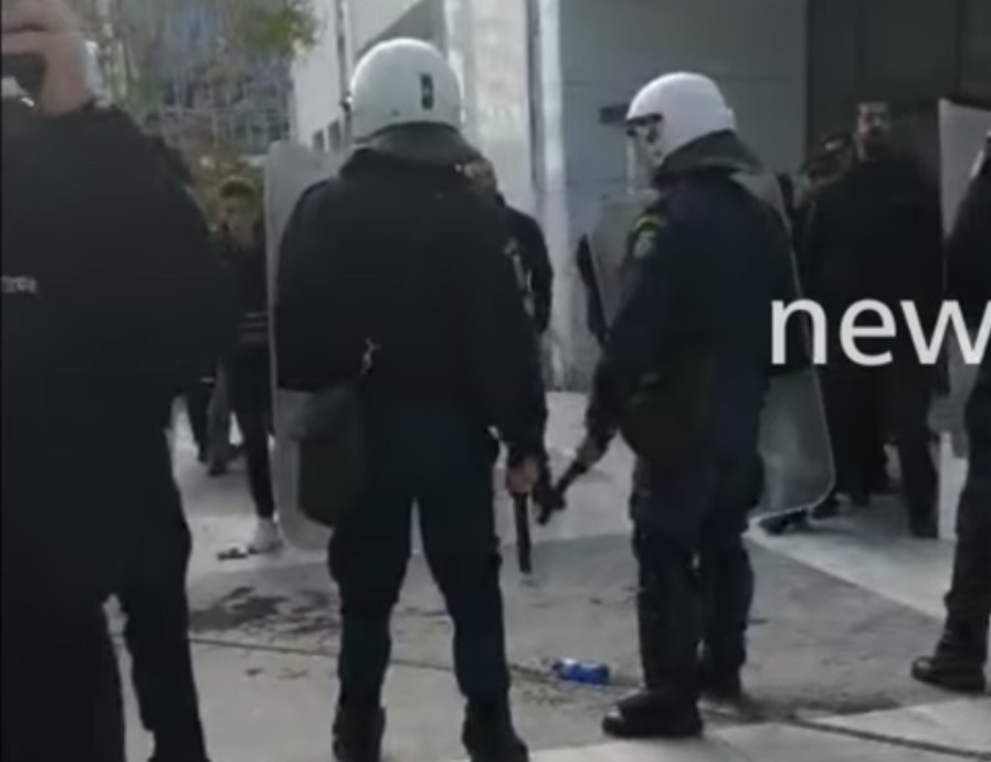 Τι δηλώνει στο newsit.gr αστυνομικός που τραυματίστηκε από την επίθεση αντιεξουσιαστών στο Πρωτοδικείο – video