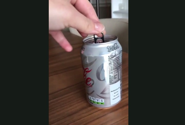Ένα άδειο κουτάκι κόκα κόλα μπορεί να της… φουσκώσει την τσέπη με 20.000 δολάρια! – video