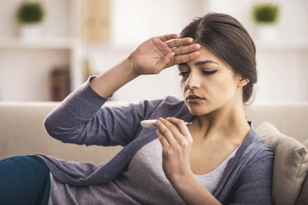 Δέκατα πυρετού: Πώς εξηγείται ο χαμηλός αλλά επίμονος πυρετός – Συμπτώματα και αιτίες