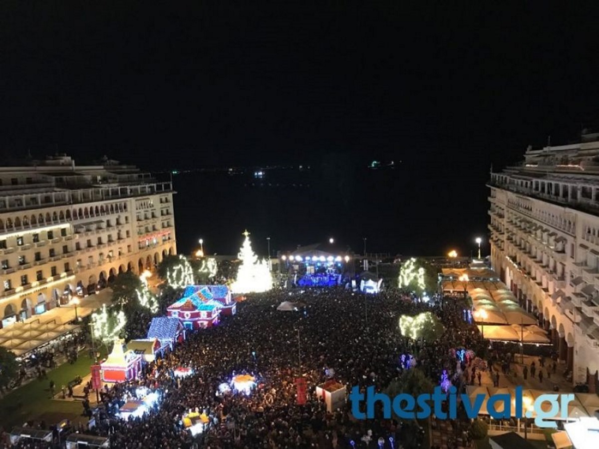 Ο δήμαρχος Μπουτάρης άναψε το χριστουγεννιάτικο δέντρο στην Πλατεία Αριστοτέλους