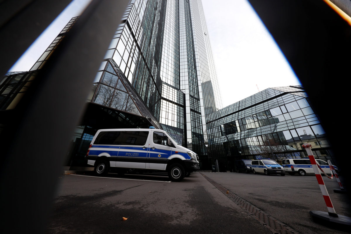 Έφοδος της αστυνομίας στα γραφεία της Deutsche Bank στη Φρανκφούρτη!