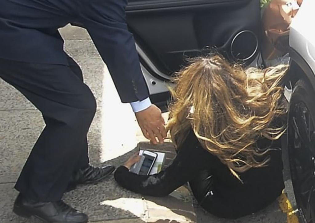 Elle Macpherson: Η απίστευτη τούμπα της στο Syndney έγινε viral! VIDEO