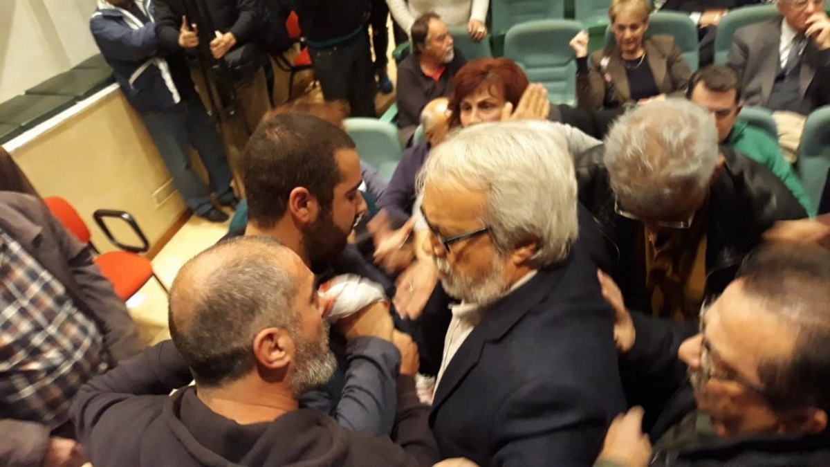 Επεισόδια στο Βόλο σε εκδήλωση του ΣΥΡΙΖΑ [pics]
