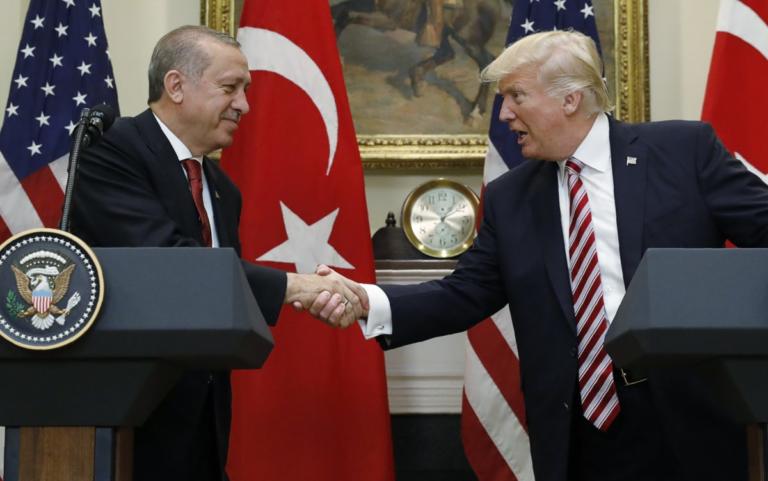 Τηλεφωνική επικοινωνία Ερντογάν – Τραμπ με το “βλέμμα” στη Συρία