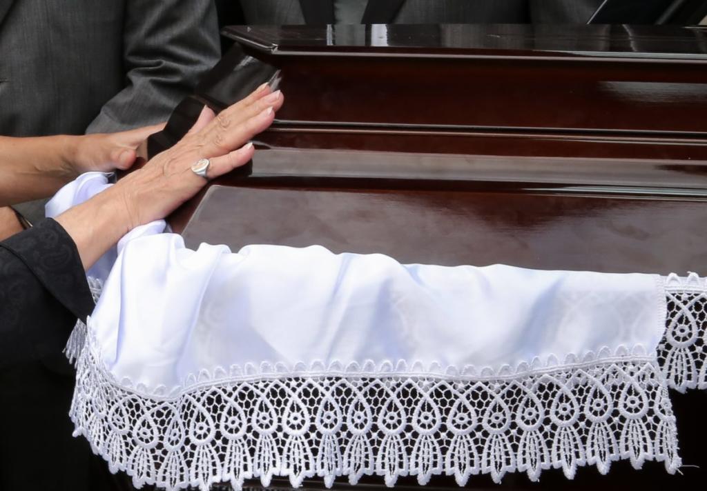 Τρίκαλα: Απίθανες εικόνες κατά τη διάρκεια κηδείας! Κανείς δεν γνώριζε την τελευταία επιθυμία του πατέρα