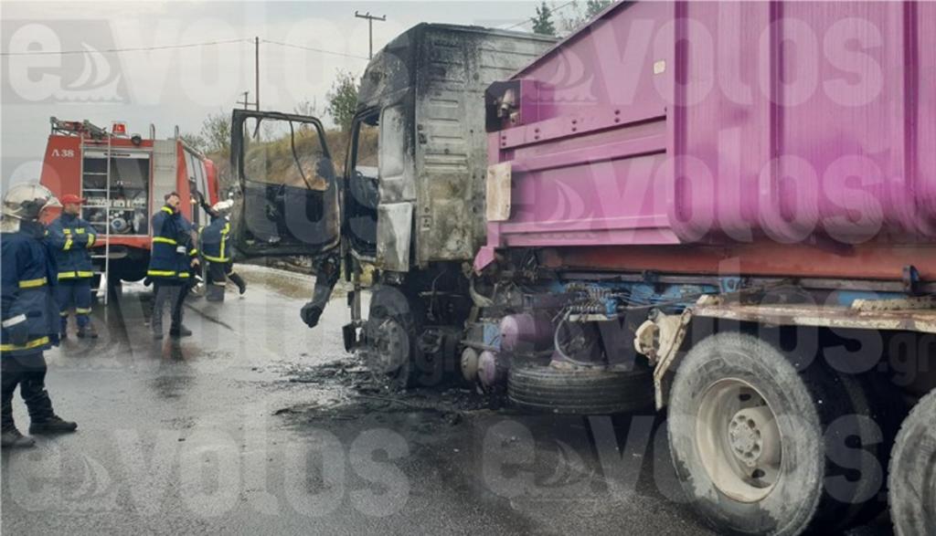 Βόλος: Το φορτηγό έπιασε φωτιά στη μέση του δρόμου – Οι εικόνες μετά τον εφιάλτη του οδηγού [pics]