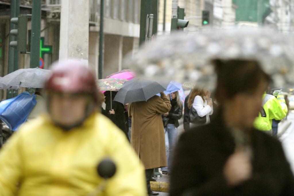 Καιρός: Άστατος με ήλιο, ζέστη και βροχές