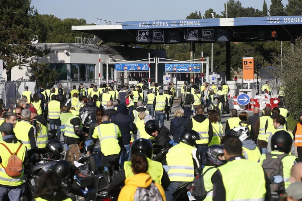 Συνεχίζουν τις κινητοποιήσεις τα “κίτρινα γιλέκα” – Έκλεισαν δρόμους και πετρελαϊκές εγκαταστάσεις