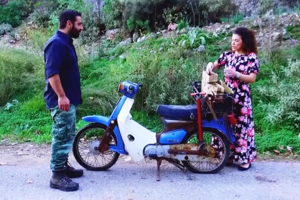 Χανιά: Το πρόβλημα στο μηχανάκι έφερε μπροστά της τον άντρα της ζωής της – Η γνωριμία και ο γάμος – video