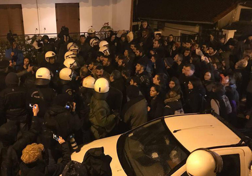 ΚΚΕ: Απρόκλητη επίθεση της αστυνομίας στου μαθητές έξω από το Λύκειο που θα μιλούσε Γαβρόγλου