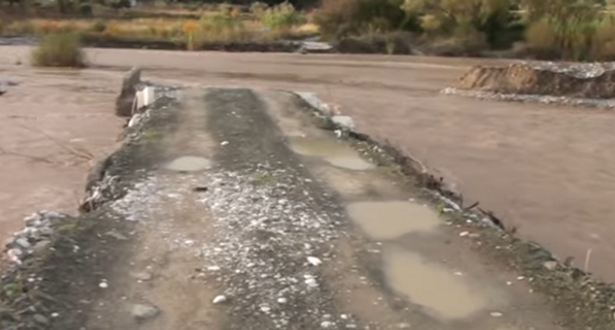 Αιτωλοακαρνανία: Έπεσε η γέφυρα που ένωνε τη Ναυπακτία με το Αγρίνιο – Το πριν και το μετά της καταστροφής – video