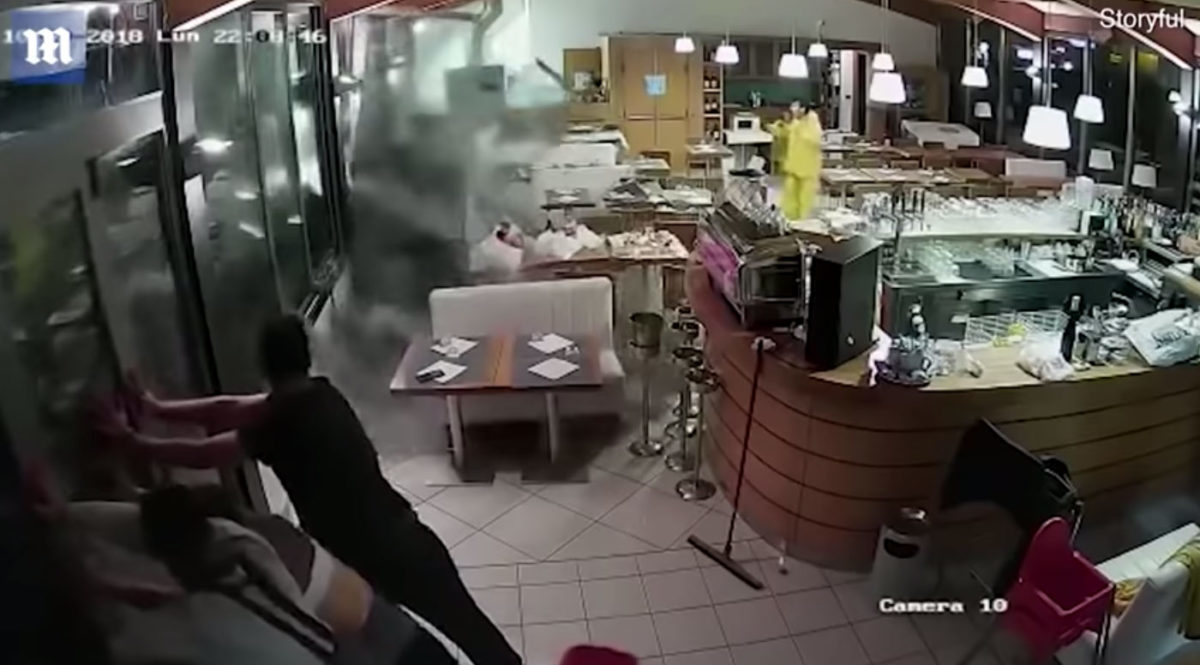 Video σοκ από τη Γένοβα: Ορμητικά νερά σαρώνουν εργαζόμενους σε εστιατόριο