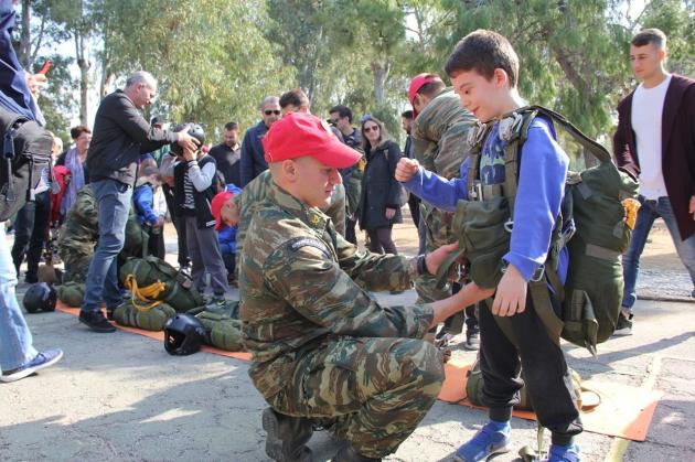 Μικροί και μεγάλοι έγιναν… αλεξιπτωτιστές για μια ημέρα στην εκδήλωση του ΓΕΣ! [pics]