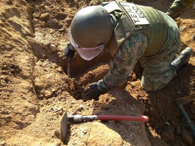 Ναρκαλιευτές του Στρατού εξουδετέρωσαν 9 βόμβες στο Ίλιον [pics]