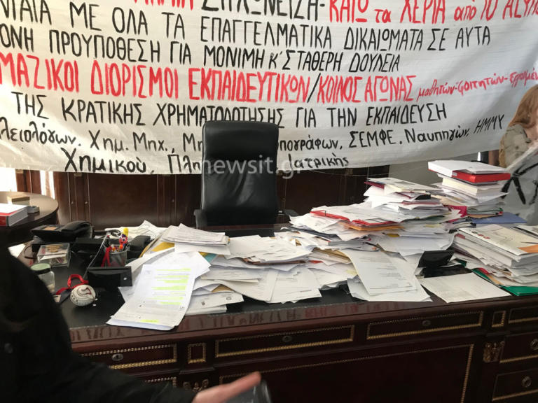 Νέα εισβολή μαθητών και εκπαιδευτικών στο υπουργείο Παιδείας - Κατάληψη στο γραφείο Γαβρόγλου μέχρι να δεχθεί να τους συναντήσει