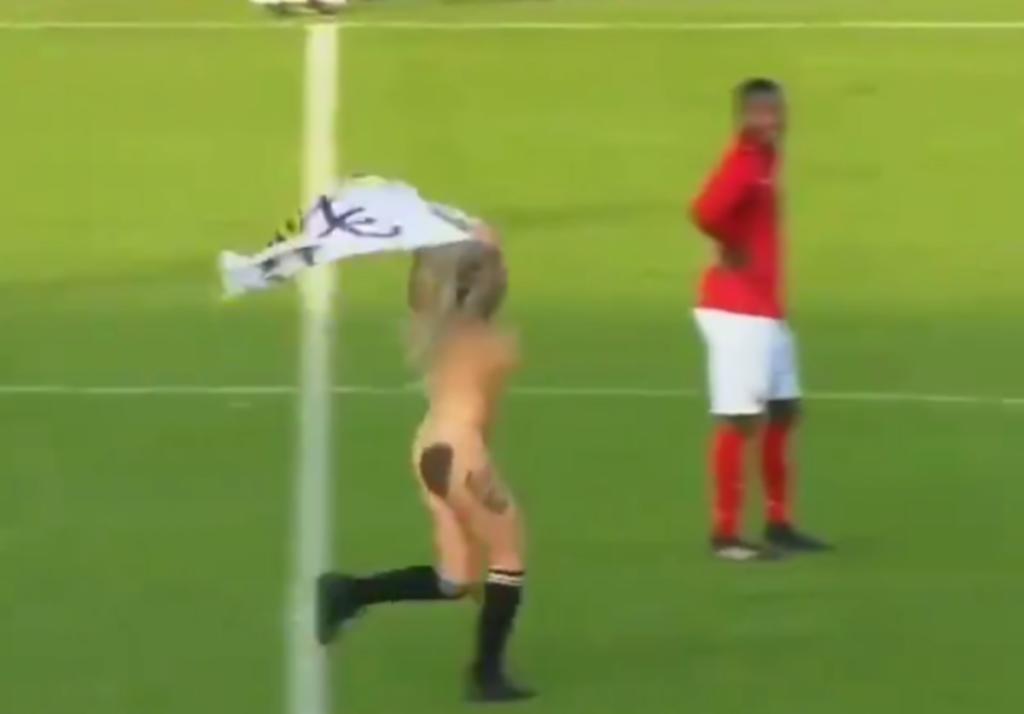 Γυμνή οπαδός στην Ολλανδία! Εισέβαλε στο γήπεδο με πανό – video