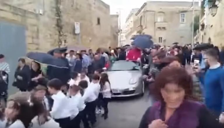 Ιερέας έβαλε παιδιά να τραβάνε με σχοινιά την… Πόρσε του! – video