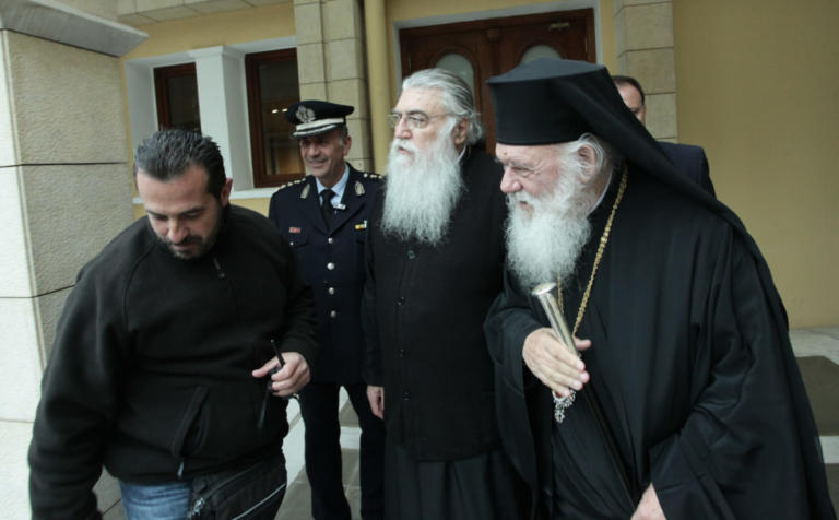Όλα στον αέρα - Η ιεραρχία "αφορίζει" την συμφωνία Τσίπρα - Ιερώνυμου - Στο δημόσιο παραμένουν οι ιερείς