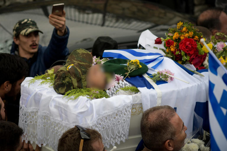 Kηδεία Κατσίφα: Στην τελευταία του κατοικία ο 35χρονος ομογενής - «Αθάνατος» φώναζε το πλήθος στο νεκροταφείο
