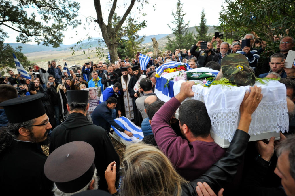 Αλβανία: Ανεπιθύμητοι 52 Έλληνες που βρέθηκαν στην κηδεία του Κωνταντίνου Κατσίφα