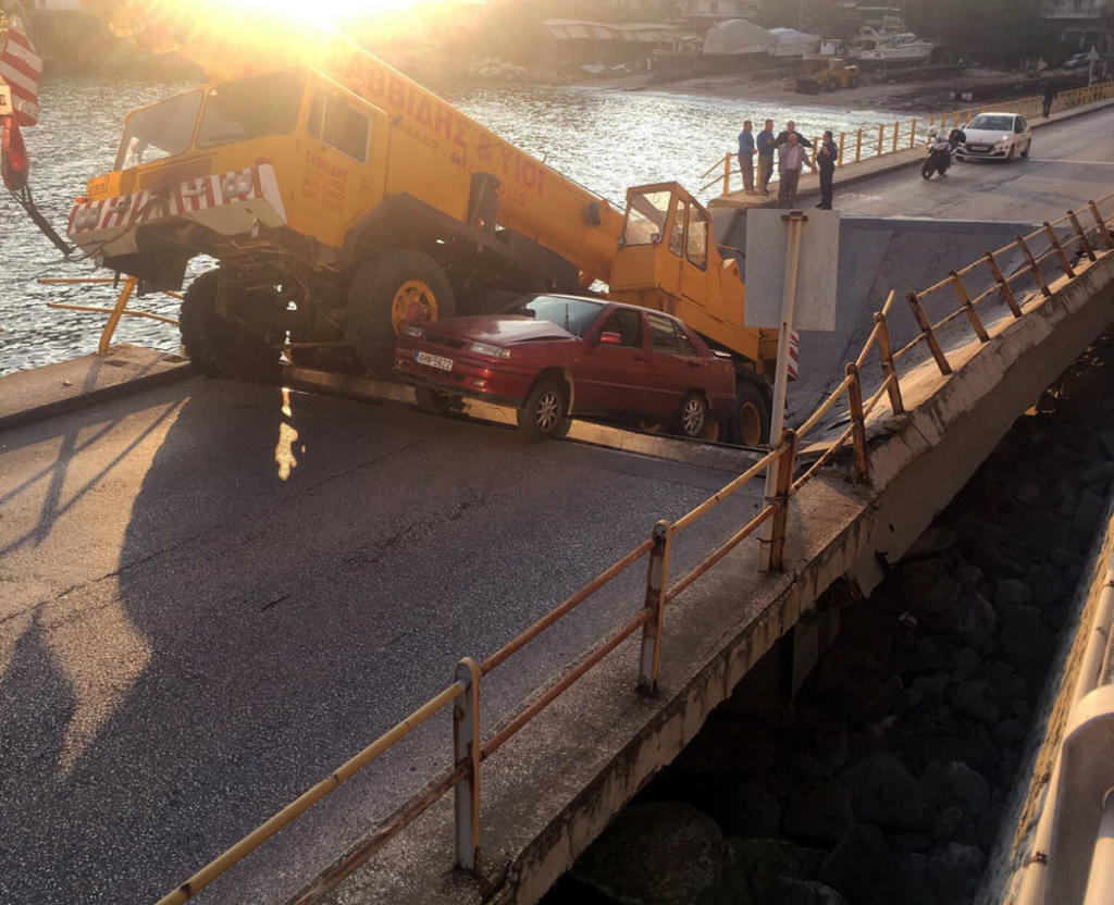 Έπεσε γέφυρα στην Καβάλα! Απίστευτες εικόνες μπροστά από το παλιό νοσοκομείο!