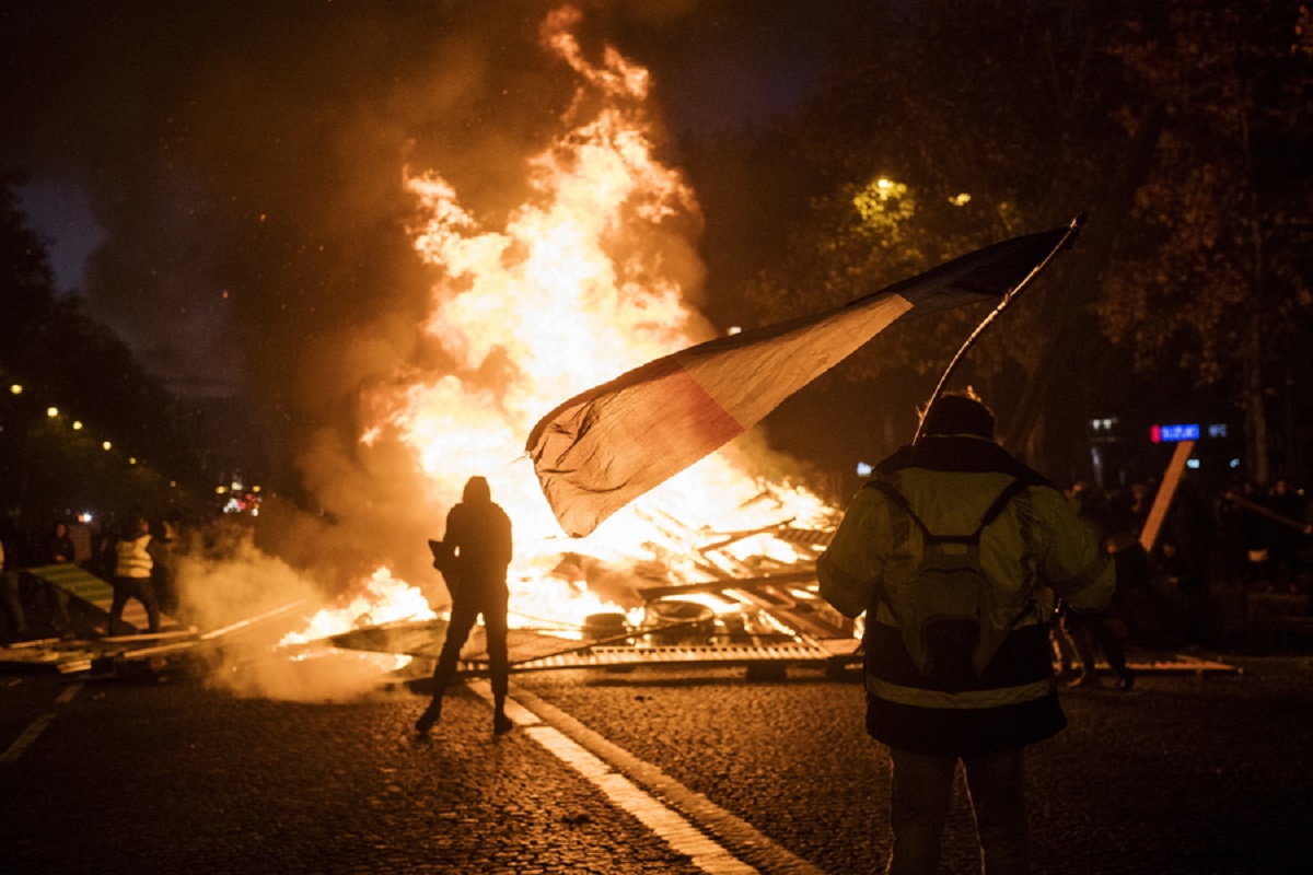 Μετωπική Μακρόν με “κίτρινα γιλέκα”! Ντροπή για τα επεισόδια λέει ο Γάλλος πρόεδρος!