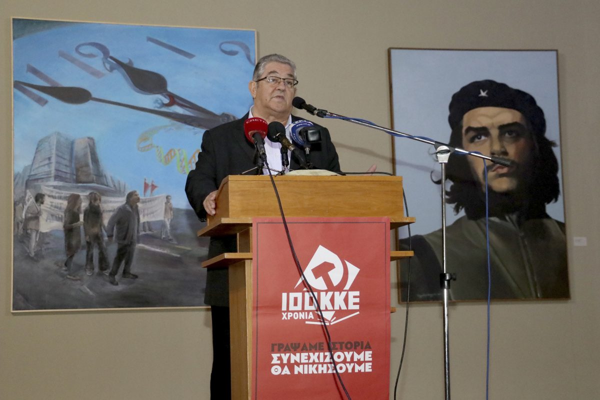 Χανιά: Μαντινάδα με 14 λέξεις από τον Δημήτρη Κουτσούμπα – «Σαν οργισμένος ποταμός το προλεταριάτο…»