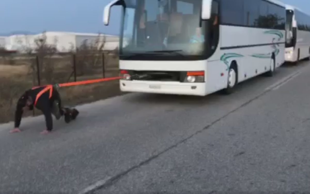Κομοτηνή: Τράβηξε δύο λεωφορεία 26 τόνων! – video