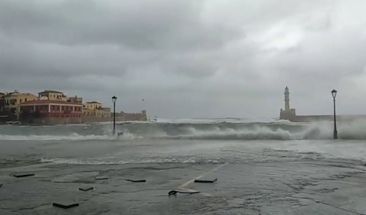 Χανιά: Κύματα «καταπίνουν» το λιμάνι – video