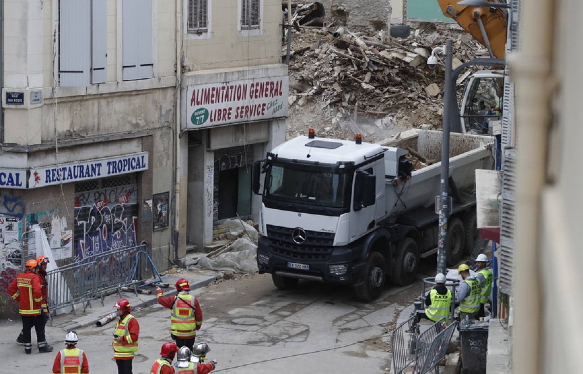 Νέα κατάρρευση στη Μασσαλία! Τρια άτομα έπεσαν μαζί με το μπαλκόνι στο κενό!