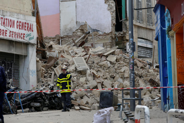 Εικόνες σοκ: Κατέρρευσαν δυο κτίρια στο κέντρο της Μασσαλίας – video