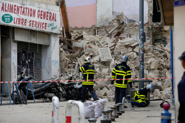 Ένας νεκρός από την κατάρρευση κτιρίων στη Μασσαλία – Ψάχνουν ακόμη στα συντρίμμια, φόβοι για 5 έως 8 θύματα