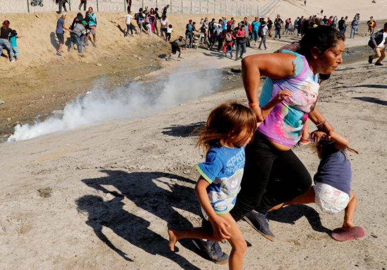 Συγκλονίζει η μητέρα που τρέχει να σώσει τα παιδιά της από τα δακρυγόνα του… Τραμπ: Νόμιζα πως θα πεθαίναμε