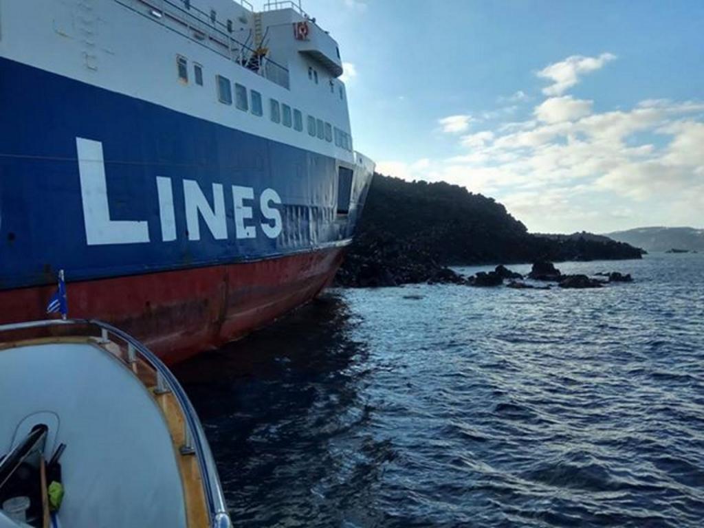 Σαντορίνη: Αποκολλήθηκε το φορτηγό πλοίο “Νέαρχος” – Είχε προσαράξει στη Νέα Καμένη πριν από 16 μέρες [pics, video]
