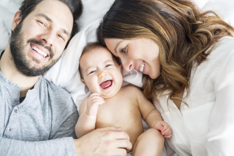 Εκδόθηκε η εγκύκλιος για την άδεια πατρότητας 14 ημερών – Τι αλλάζει στις γονικές άδειες