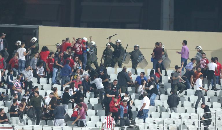 Άγριες συμπλοκές οπαδών του Ολυμπιακού με αστυνομικούς στην Πάτρα