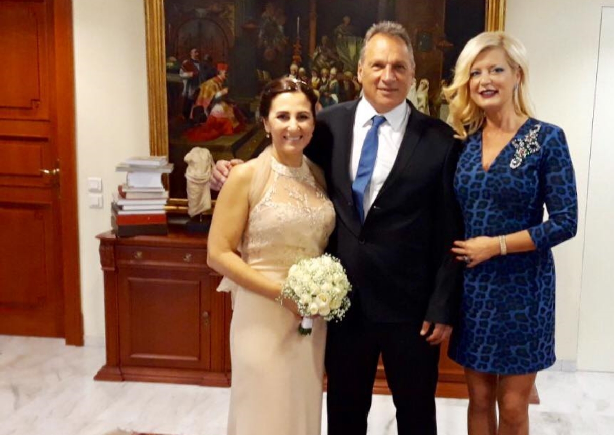 Μαρίνα Πατούλη: Από τα μπουζούκια στο Δημαρχείο για να παντρέψει φιλικό της ζευγάρι! [pics]