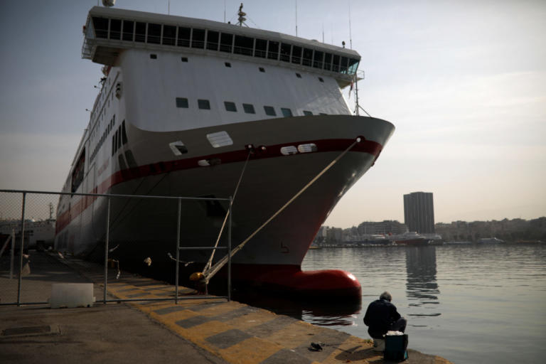 Απεργία ΓΣΕΕ: Δεμένα στα λιμάνια τα πλοία