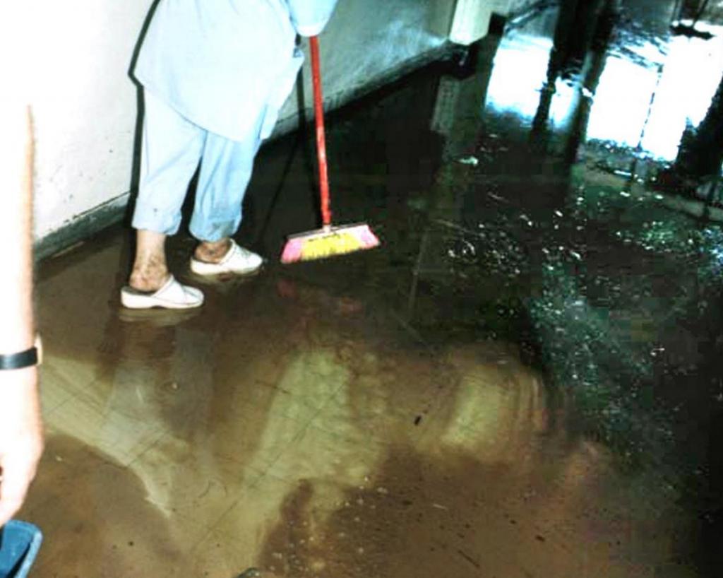 Ηράκλειο: Πλημμύρισαν τα ΤΕΠ του Βενιζέλειου νοσοκομείου – Χάος μετά την πρώτη δυνατή βροχή!