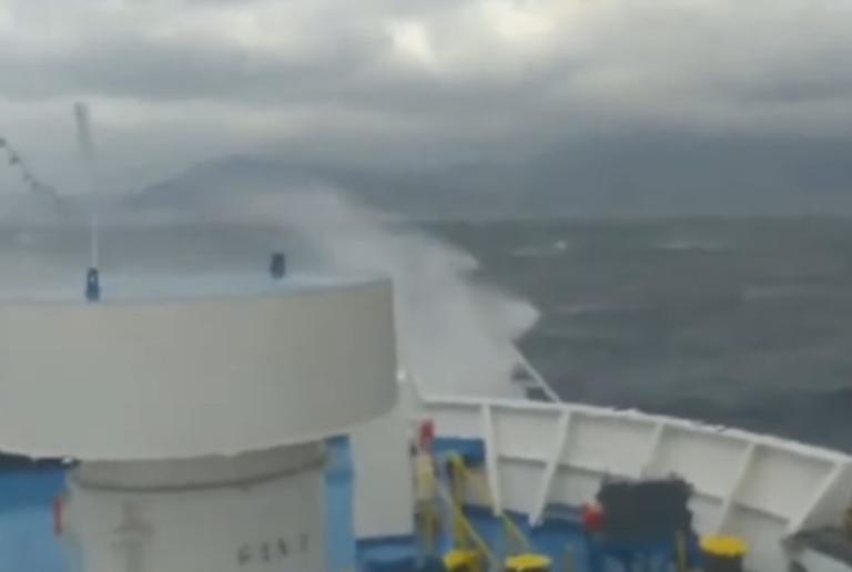 Τα κύματα “καταπίνουν πλοίο στις Κυκλάδες – video