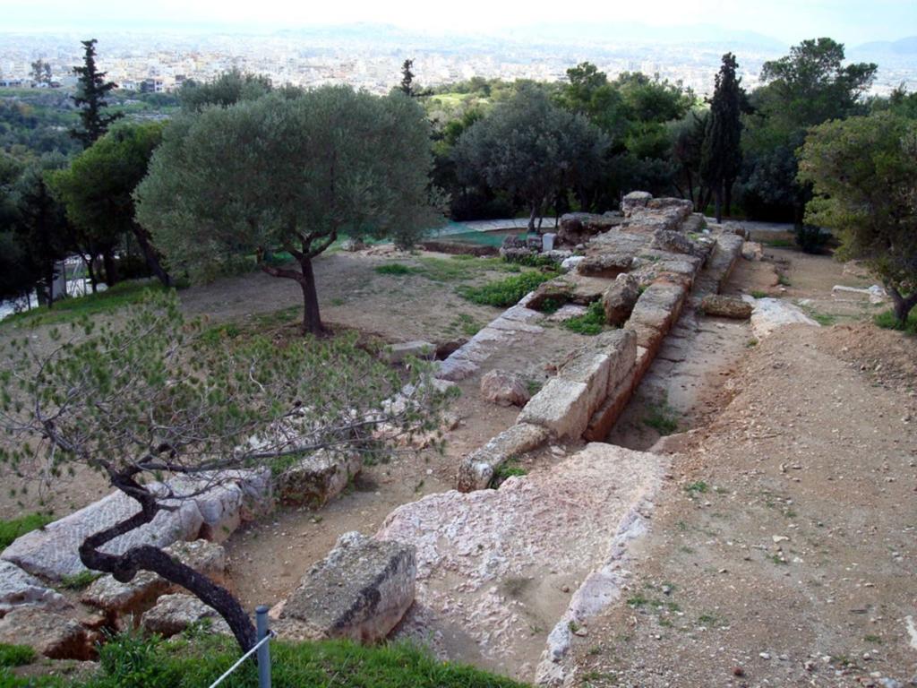 Τρομοκρατημένος ο φύλακας που δέχθηκε επίθεση στην Πνύκα! “Κάποιοι δεν θέλουν την περίφραξη του χώρου”!