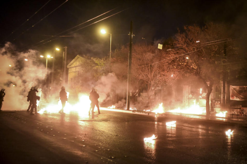 “Κάηκε” ξανά το Πολυτεχνείο – Οδοφράγματα, μολότοφ, φωτοβολίδες και χημικά [pics]