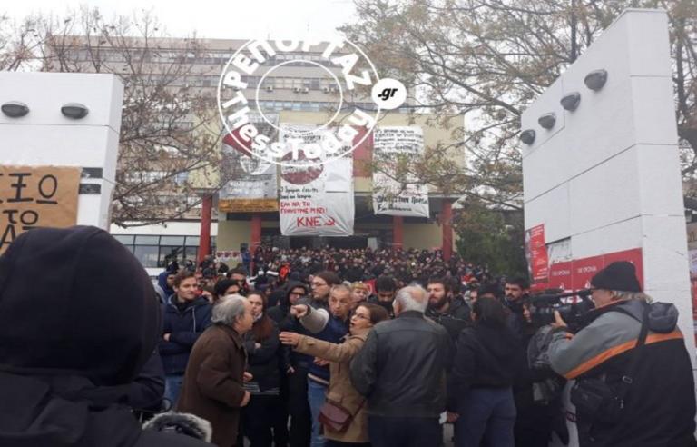 Θεσσαλονίκη: Φωνές και σπρωξίματα στην κατάθεση στεφάνων για το Πολυτεχνείο – Video