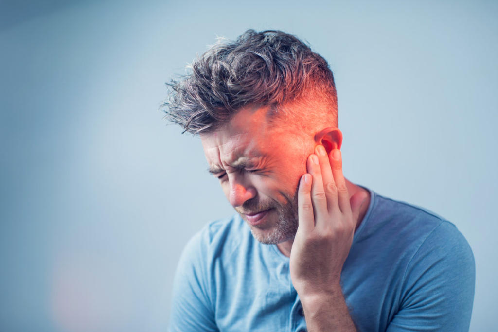 Πόνος στο αυτί: Πότε είναι ωτίτιδα και πότε απλό κρυολόγημα